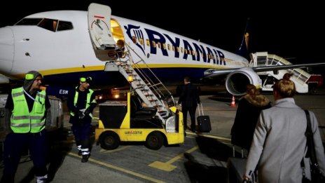 Стачките в Европа топят печалбата на Ryanair 