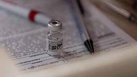МЗ публикува информацията от листовката за ваксината на Pfizer-BioNTech