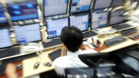 Wall Street отваря с леки ръстове на фона на свити обеми*