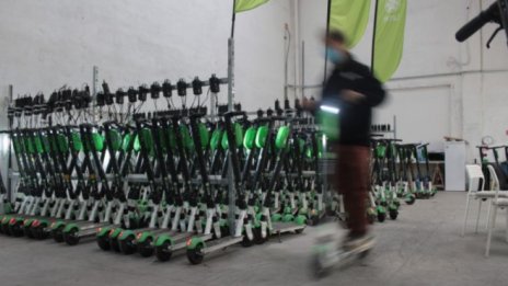 Прекомерните регулации: Електрическите скутери срещат местната власт