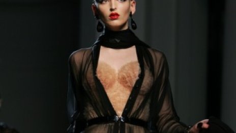 Шоу с Катрин Деньов спретна Жан-Пол Готие на ревюто си в Париж