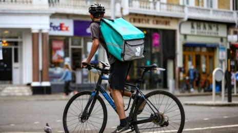 Deliveroo: Търсенето на доставки на храна за вкъщи не отслабва