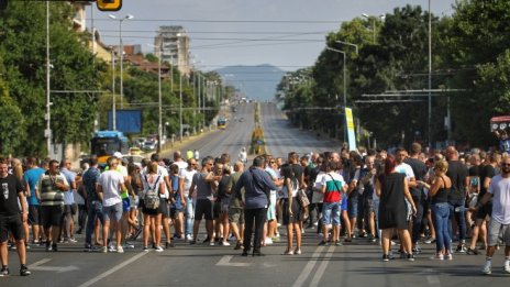 Собственици и служители в заведения поискаха оставката на здравния министър