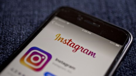 Instagram се извини след изтегляне на плакат на нов филм на Алмодовар