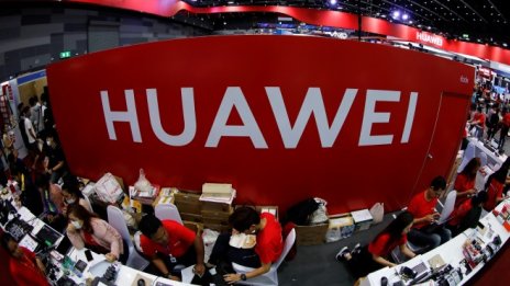 Huawei прогнозира по-слаб от очакваното удар от санкциите на САЩ