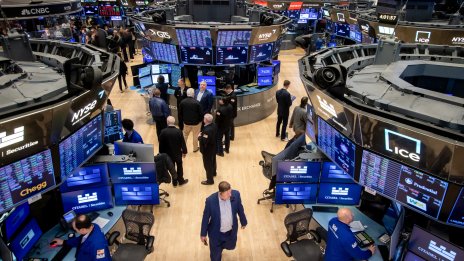 Dow спада с 300 пункта след заплахите на Тръмп за мита срещу ЕС и Apple*