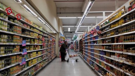 Обезценяването на песото кара аржентиските магазини да забавят доставките на стоки