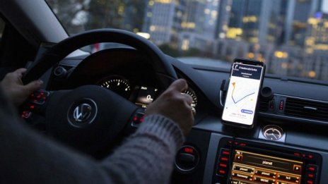 Uber праща милиони маски на шофьорите си