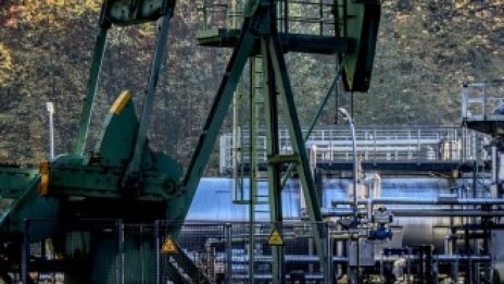 Петролът поевтинява в очакване на финалното решение за съкращенията на добива*