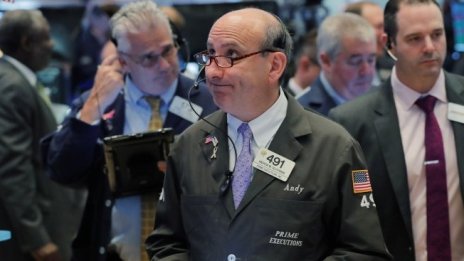 Wall Street е раздвоен между сагата на търговския фронт и отчета на Apple