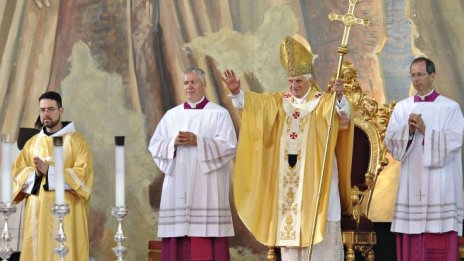 Пенсионираният папа Бенедикт XVI иска прошка 