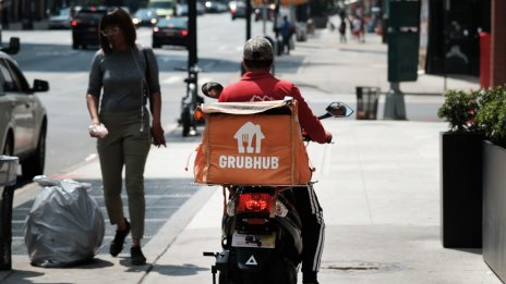 Компании, инвестирали милиарди в придобивания, сега продават за жълти стотинки