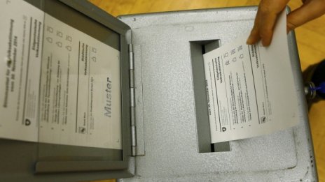 Швейцария гласува днес в три референдума