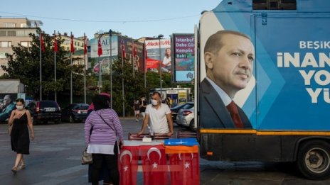 Заплахата на Ердоган с бежанците е шантаж, твърди политолог