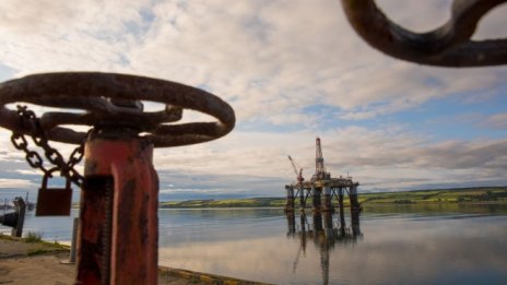 Третата тропическа буря за месеца понижава слабо петролните цени*