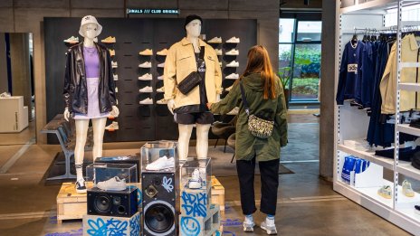 Adidas е отчаяна от препълнените складове с обувки на Кание Уест