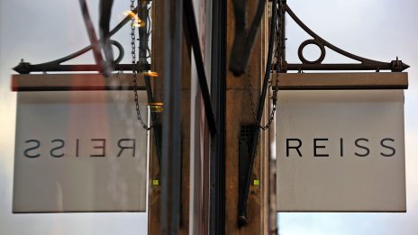 Next увеличава дела си в британската модна къща Reiss