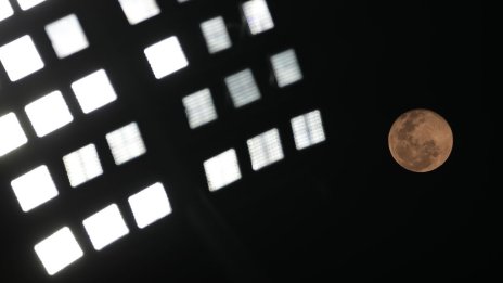 Защо космическите агенции се надпреварват към южния полюс на Луната?