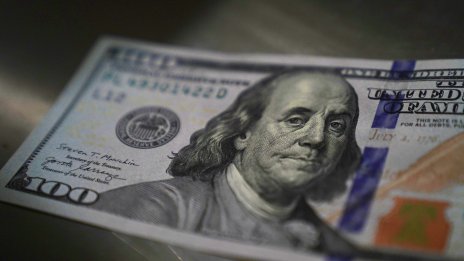 Американският долар удря Европа, докато тя е на колене