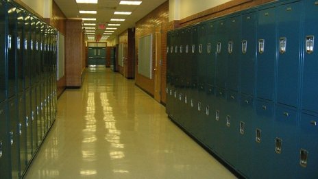 Близо 600 училища в страната ще купят нови шкафчета по програмата на МОН