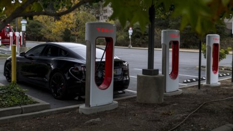 Tesla ще строи фабрика за зарядни устройства в Китай