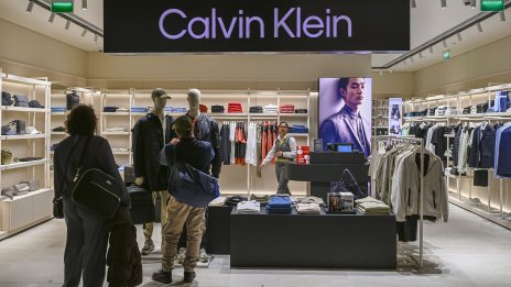 Акциите на собственика на Calvin Klein се сринаха след по-слаби перспективи