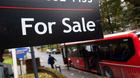 Цените на британските жилища се стабилизират след спада си миналата година