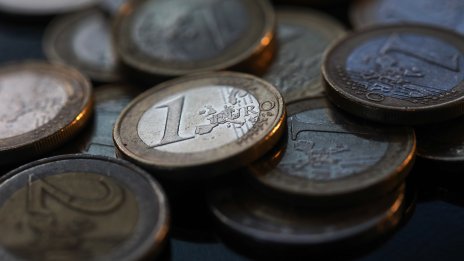 Еврото е напът да поевтинее още повече заради очакваните намаления на лихвите от ЕЦБ