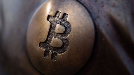 Цената на биткойна се задържа около 45,5 хил. долара след фалшиви новини около SEC