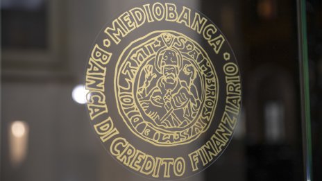 Италианска банка иска да се спаси от придобиване с оферта за закупуване на конкурент