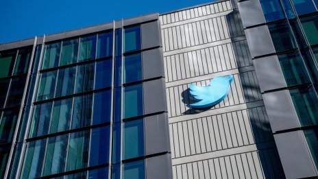 Twitter спира профилите, следящи хора в реално време