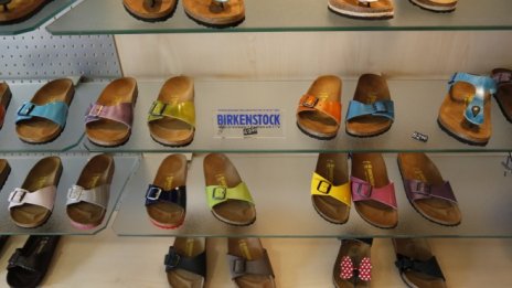 Германският производител на обувки Birkenstock спира продажбите в Amazon
