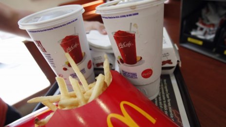 McDonald's тества обслужване със сервитьори