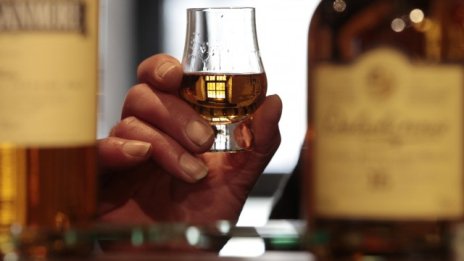 Diageo очаква валутните колебания да засегнат годишната ѝ оперативна печалба