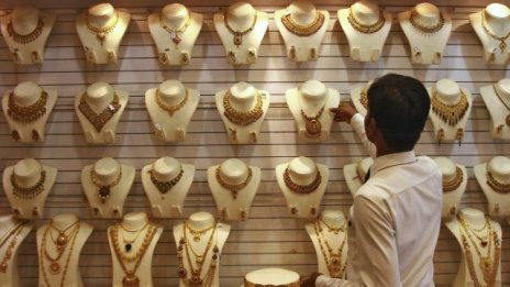 Индийски бижутери привличат клиенти с примамливи оферти