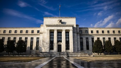 Изостава ли Федералният резерв от кривата?