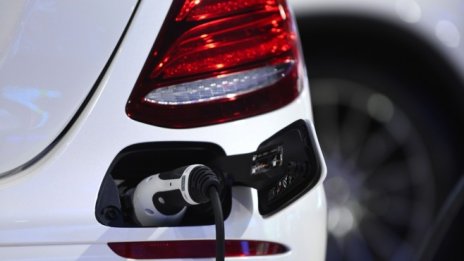 Продажбите на електромобили помагат на Mercedes да покрие целите за емисиите