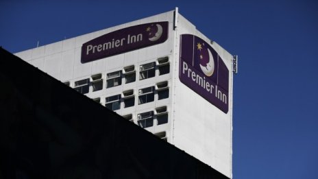 Хотел в Шотландия ползва енергия от огромна литиево-йонна батерия