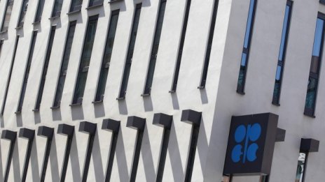 Саудитска Арабия намеква за промяна на стратегията преди срещата на ОПЕК