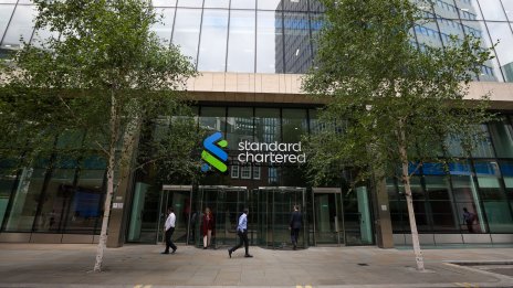 Standard Chartered ще изкупи обратно акции за 1,5 млрд. долара след силен ръст на печалбата