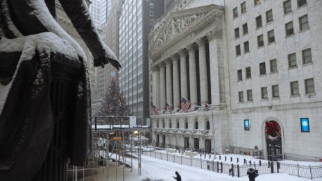 Wall Street започва сесията със спадове в очакване на нови стимули в САЩ*