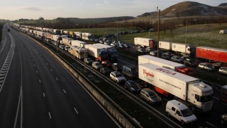 Камионите в ЕС ще плащат пътни такси съобразно емисиите СО2