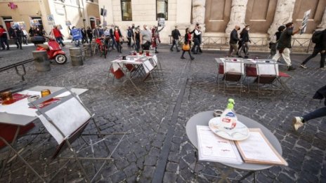 Гърция сваля наемите на затворените обекти с 80% 