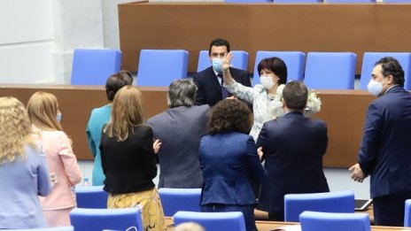 Цвета Караянчева остава председател на Народното събрание