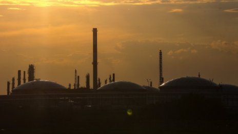 Цените на петрола поеха надолу в отговор на новите мерки срещу COVID*