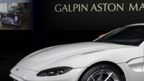 Aston Martin почти удвоява загубата и се разделя с финансовия директор