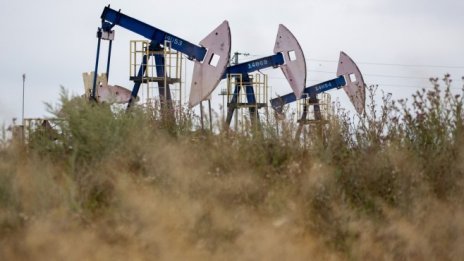 Петролът поскъпва в очакване ОПЕК+ да запази ограниченията в добива*