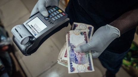 Нигерия ще плаща за законни преводи на долари в страната