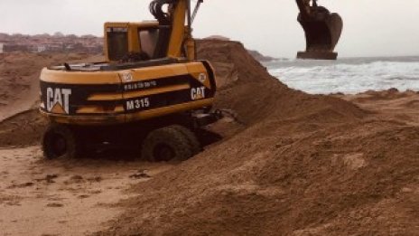 Концесионерът на централния плаж в Созопол е глобен заради изграждане на диги