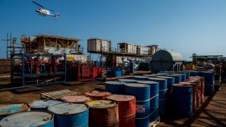 Производството на суров петрол в САЩ ще намалее повече от предвиденото досега